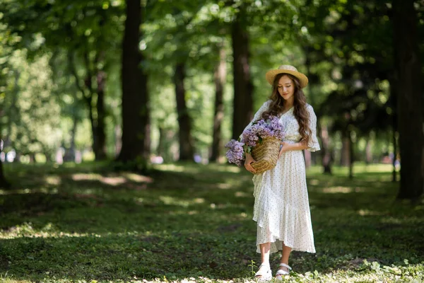 Hermosa Chica Con Flores Lila Sus Manos Una Chica Con — Foto de Stock