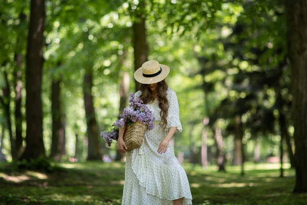Piękna Dziewczyna Liliowymi Kwiatami Rękach Dziewczyna Liliowymi Kwiatami Wiosnę Parku — Zdjęcie stockowe
