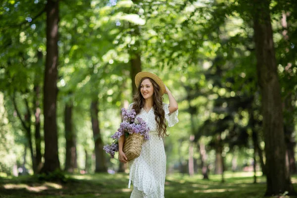 Beautiful Girl Lilac Flowers Her Hands Girl Lilac Flowers Spring — Stock Photo, Image