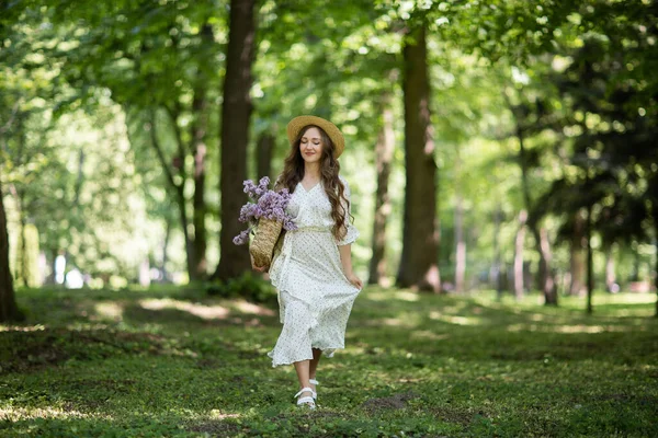 Menina Bonita Com Flores Lilás Suas Mãos Uma Menina Com — Fotografia de Stock