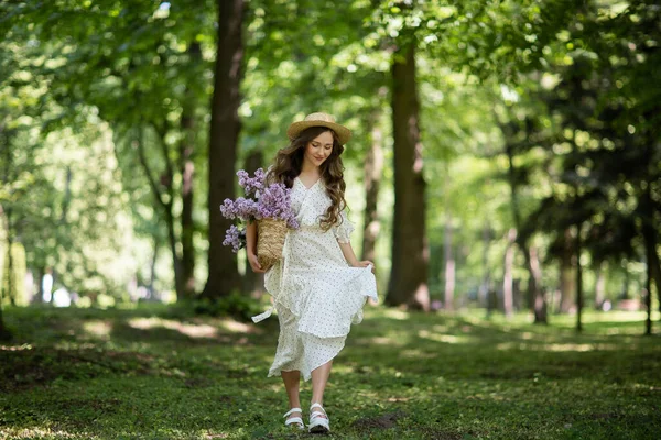 Menina Bonita Com Flores Lilás Suas Mãos Uma Menina Com — Fotografia de Stock