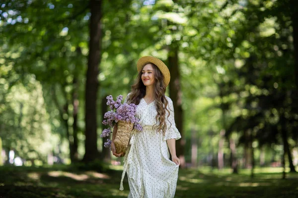 Vacker Flicka Med Syrenblommor Händerna Flicka Med Syrenblommor Våren Parken — Stockfoto