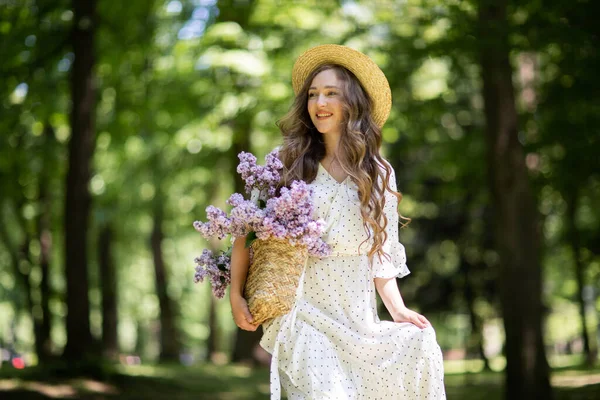 Hermosa Chica Con Flores Lila Sus Manos Una Chica Con — Foto de Stock