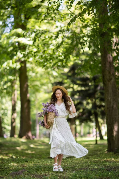 Hermosa Chica Con Flores Lila Sus Manos Una Chica Con — Foto de Stock