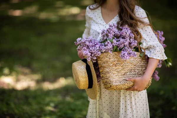 Flickan Håller Korg Med Blommor Händerna Korg Med Syrener Flicka — Stockfoto