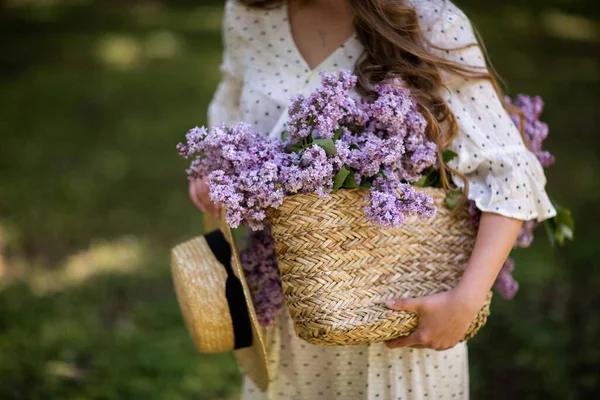 Das Mädchen Hält Einen Weidenkorb Mit Blumen Den Händen Korb — Stockfoto