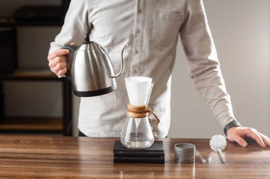 Köpüklü kahve yapma tarzının üzerine bira dökmek. Alternatif kahve yapma yöntemleri. Güzel bir yakın çekim ya da sabah kahvesi hazırlamak. Kahve endüstrisi. Kahve dükkanı konsepti