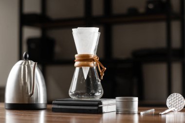 Profesyonel barista, Arabika 'nın en iyi kavrulmuş fasulyelerinden yapılmış. Alternatif kahve hazırlığı. Kahve arkaplanını sil. Kahve stilinin üzerine demleme köpüklü damlatma yapıyor..