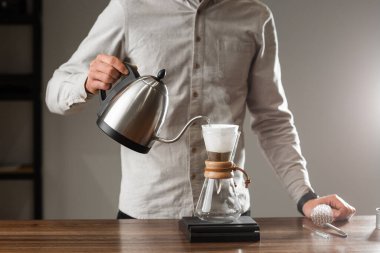 Köpüklü kahve yapma tarzının üzerine bira dökmek. Alternatif kahve yapma yöntemleri. Güzel bir yakın çekim ya da sabah kahvesi hazırlamak. Kahve endüstrisi. Kahve dükkanı konsepti