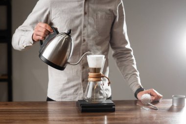 Köpüklü kahve yapma tarzının üzerine bira dökmek. Alternatif kahve yapma yöntemleri. Güzel bir yakın çekim ya da sabah kahvesi hazırlamak. Kahve endüstrisi. Kahve dükkanı konsepti