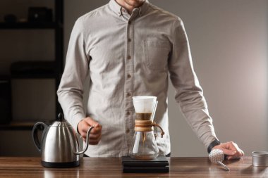 Köpüklü kahve yapma tarzının üzerine bira dökmek. Alternatif kahve yapma yöntemleri. Güzel bir yakın çekim ya da sabah kahvesi hazırlamak. Kahve endüstrisi. Kahve dükkanı konsepti