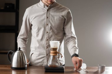 Köpüklü kahve yapma tarzının üzerine bira dökmek. Alternatif kahve yapma yöntemleri. Güzel bir yakın çekim ya da sabah kahvesi hazırlamak. Kahve endüstrisi. Kahve dükkanı konsepti