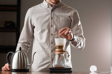 Köpüklü kahve yapma tarzının üzerine bira dökmek. Alternatif kahve yapma yöntemleri. Güzel bir yakın çekim ya da sabah kahvesi hazırlamak. Kahve endüstrisi. Kahve dükkanı konsepti