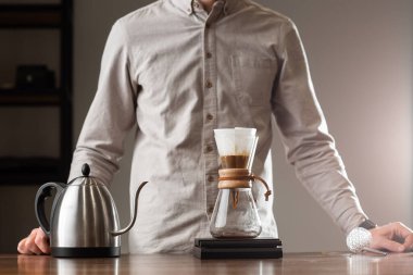 Köpüklü kahve yapma tarzının üzerine bira dökmek. Alternatif kahve yapma yöntemleri. Güzel bir yakın çekim ya da sabah kahvesi hazırlamak. Kahve endüstrisi. Kahve dükkanı konsepti