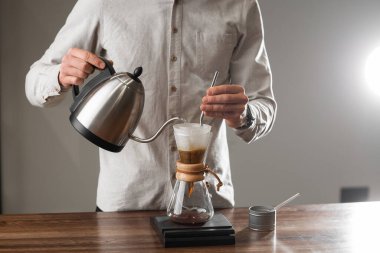 Köpüklü kahve yapma tarzının üzerine bira dökmek. Alternatif kahve yapma yöntemleri. Güzel bir yakın çekim ya da sabah kahvesi hazırlamak. Kahve endüstrisi. Kahve dükkanı konsepti