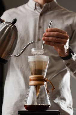 Köpüklü kahve yapma tarzının üzerine bira dökmek. Alternatif kahve yapma yöntemleri. Güzel bir yakın çekim ya da sabah kahvesi hazırlamak. Kahve endüstrisi. Kahve dükkanı konsepti