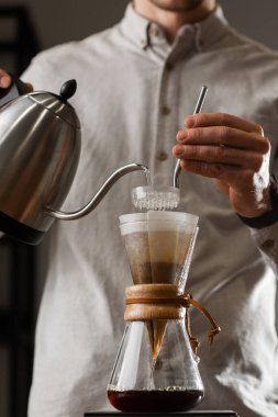 Köpüklü kahve yapma tarzının üzerine bira dökmek. Alternatif kahve yapma yöntemleri. Güzel bir yakın çekim ya da sabah kahvesi hazırlamak. Kahve endüstrisi. Kahve dükkanı konsepti