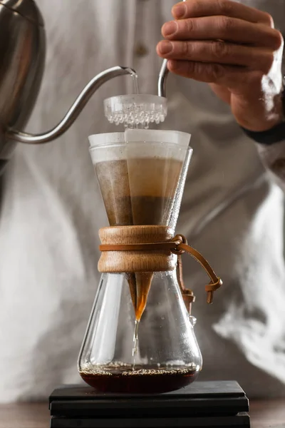 Brewing Pour Over Style of Coffee Making gotejamento com bolhas. Métodos alternativos de café. Bela vista de perto ou preparar café da manhã. Indústria do café. Conceito de cafetaria — Fotografia de Stock