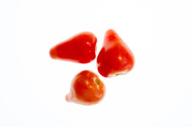 beyaz bir arka plan üzerinde parlak renkli sebze