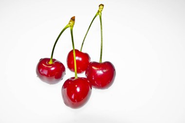 beyaz bir arka plan üzerinde parlak renkli meyve