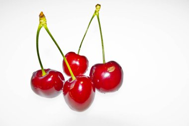 beyaz bir arka plan üzerinde parlak renkli meyve