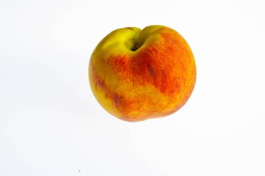 beyaz bir arka plan üzerinde parlak renkli meyve