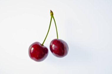 beyaz bir arka plan üzerinde parlak renkli meyve