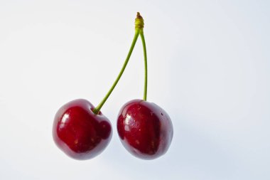 beyaz bir arka plan üzerinde parlak renkli meyve