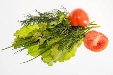 beyaz bir arka plan üzerinde parlak renkli sebze