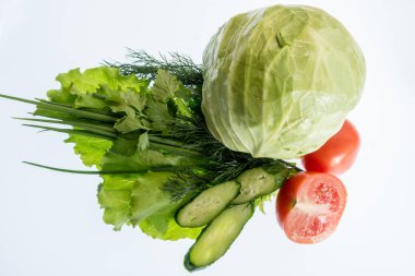 beyaz bir arka plan üzerinde parlak renkli sebze