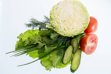 beyaz bir arka plan üzerinde parlak renkli sebze