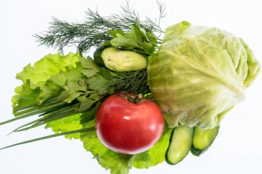 beyaz bir arka plan üzerinde parlak renkli sebze