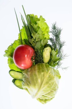 beyaz bir arka plan üzerinde parlak renkli sebze