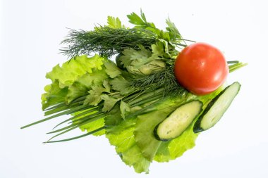 beyaz bir arka plan üzerinde parlak renkli sebze