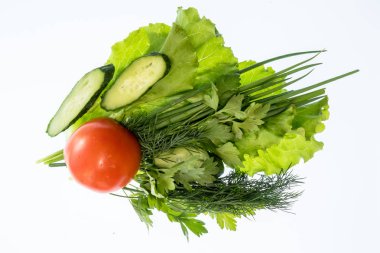 beyaz bir arka plan üzerinde parlak renkli sebze