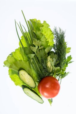 beyaz bir arka plan üzerinde parlak renkli sebze