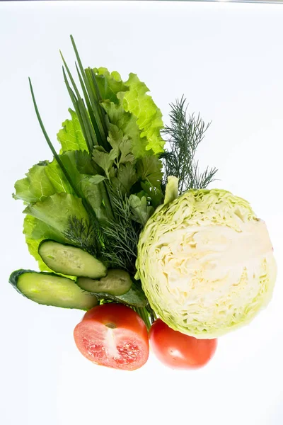 beyaz bir arka plan üzerinde parlak renkli sebze