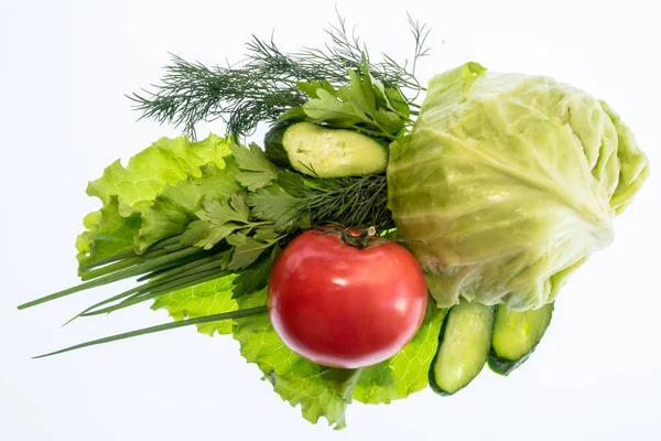 beyaz bir arka plan üzerinde parlak renkli sebze