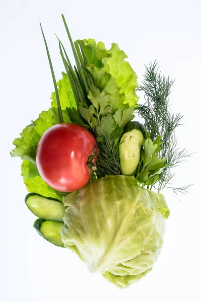 beyaz bir arka plan üzerinde parlak renkli sebze