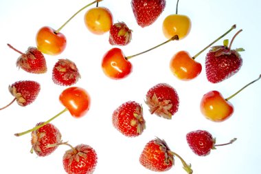 beyaz bir arka plan üzerinde parlak renkli meyve