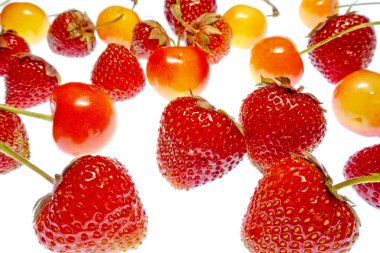 beyaz bir arka plan üzerinde parlak renkli meyve