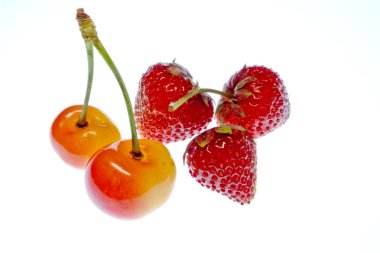 beyaz bir arka plan üzerinde parlak renkli meyve