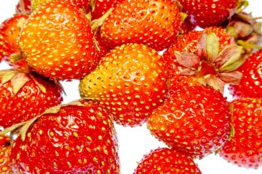 beyaz bir arka plan üzerinde parlak renkli meyve