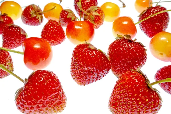 beyaz bir arka plan üzerinde parlak renkli meyve