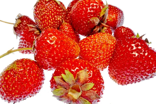 beyaz bir arka plan üzerinde parlak renkli meyve