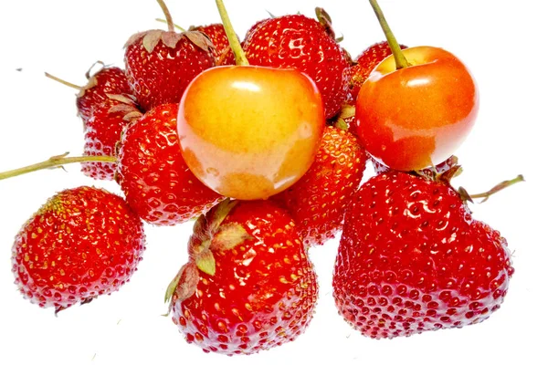 beyaz bir arka plan üzerinde parlak renkli meyve