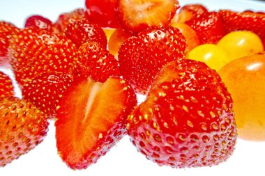 beyaz bir arka plan üzerinde parlak renkli meyve