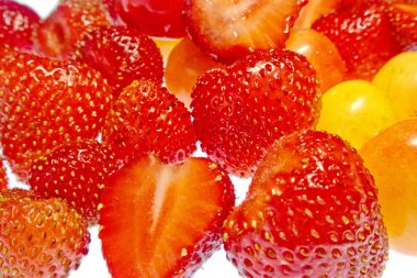 beyaz bir arka plan üzerinde parlak renkli meyve