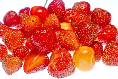 beyaz bir arka plan üzerinde parlak renkli meyve