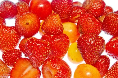 beyaz bir arka plan üzerinde parlak renkli meyve